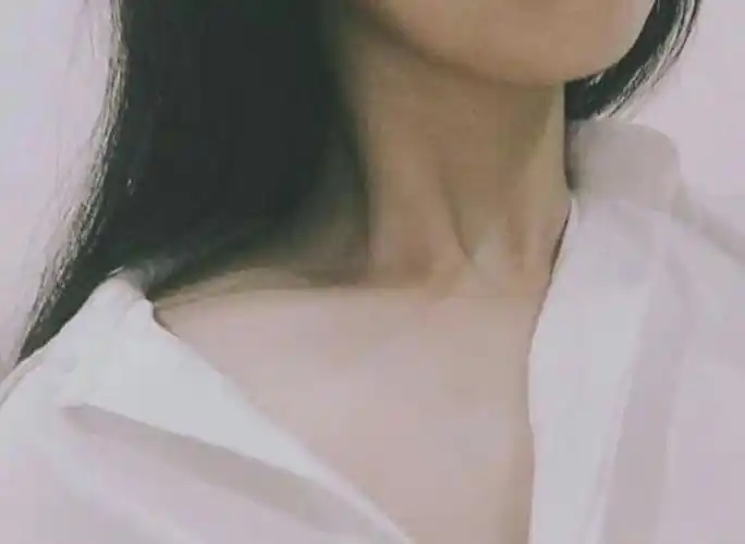 女生头像锁骨