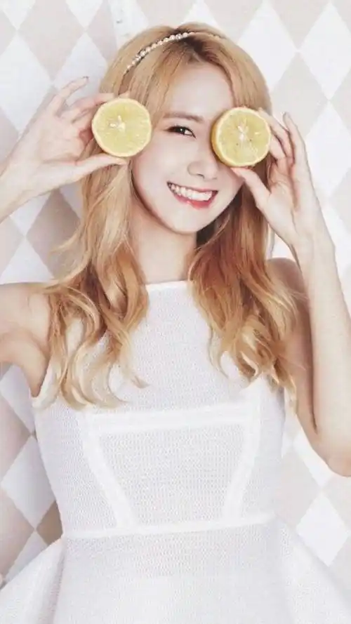 林允儿甜美笑容迷人写真