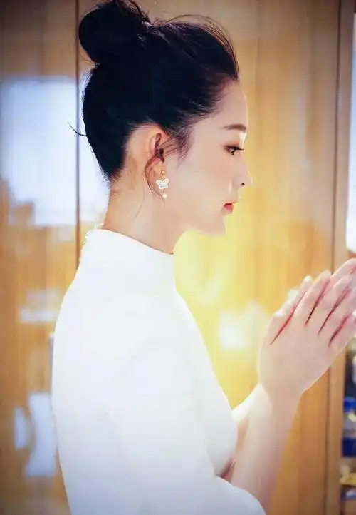 李沁的下巴这么尖是纯天然吗