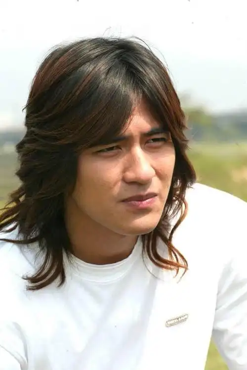 周渝民这浓密又充满光泽的长发,搭配帅气的脸庞,显得太俊美了.