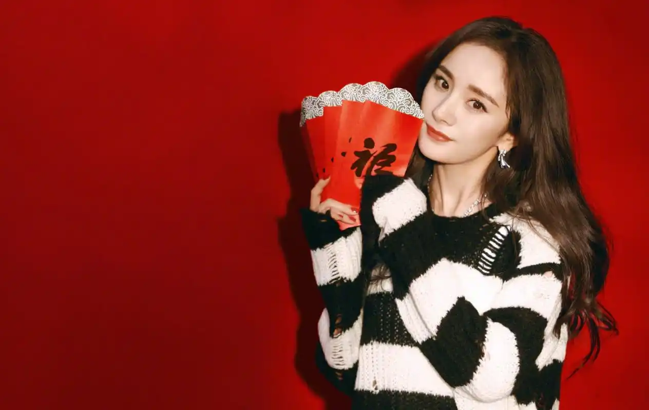 杨幂新年写真造型,身穿黑白条纹不规则破洞毛衣搭配佩斯利花纹a字裙