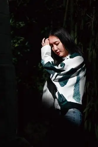 月夜下的小姑娘,在静静地等人(图)