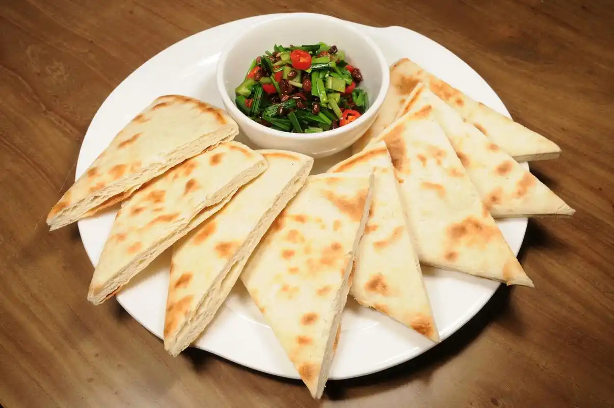 锅盔,又叫锅魁,干馍,是陕西省关中地区,山西省北部以及甘肃省地区城乡