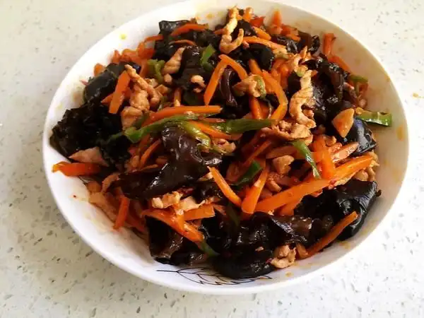 malaimo飘做的胡萝卜木耳炒肉丝