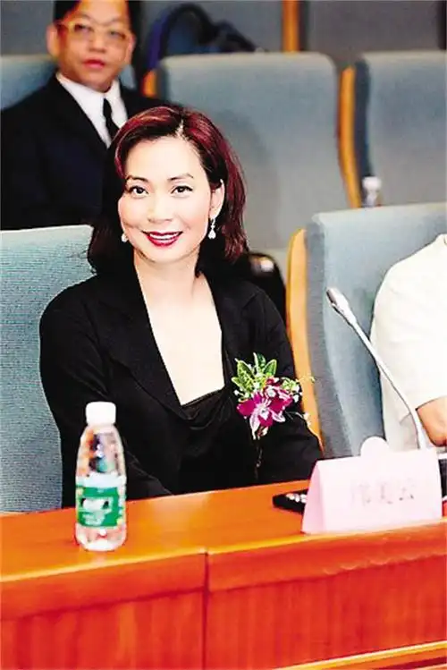 回顾邝美云14岁养家38岁成亿万富婆给内地捐了50多座学校