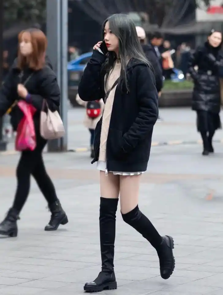 街拍:红色长卷发 薄纱裙,穿上夏天的露脚高跟鞋,也是很时髦哦