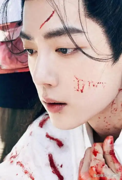 近日,肖战在微博上分享了他在电视剧《玉骨遥》中的受刑戏花絮照.