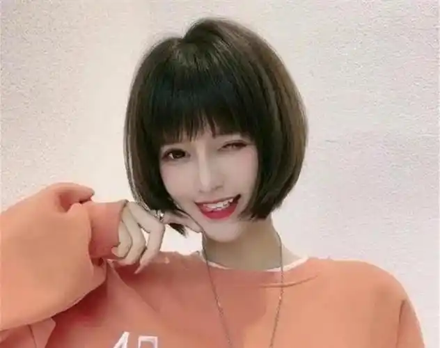 头在波波头的基础上,让挑染的发色成为整个发型的吸睛亮点,40岁的女生