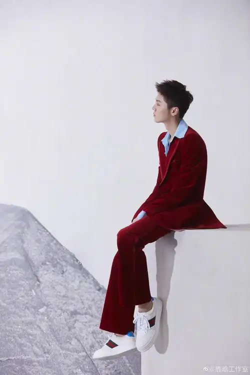 鹿晗春节假期倒计时大片 红红绿绿 帅气亮眼的新鲜小鹿～_高清图集