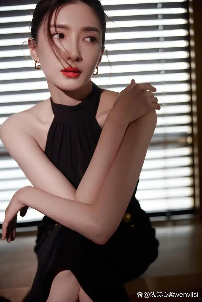 江疏影#黑色露背挂脖长裙,红唇明艳,浪漫迷人