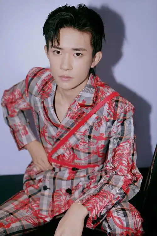 易烊千玺新发型飒到不行 穿镂空西装儒雅又率性不羁