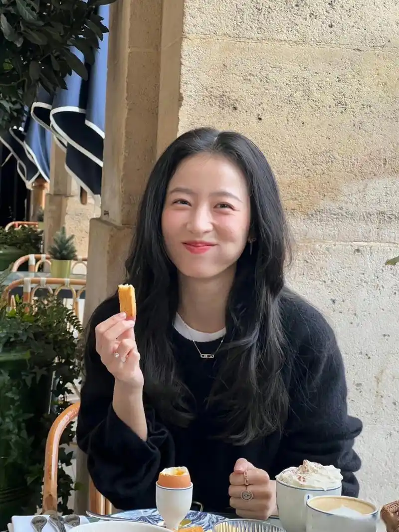 周雨彤素颜采访视频#周雨彤姐姐真的是非常真实了,敢于做自己的女孩