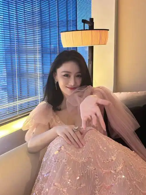 放送深邃事业线,转身疑似全裸的入浴照让许多网友看到流鼻血,张馨予在