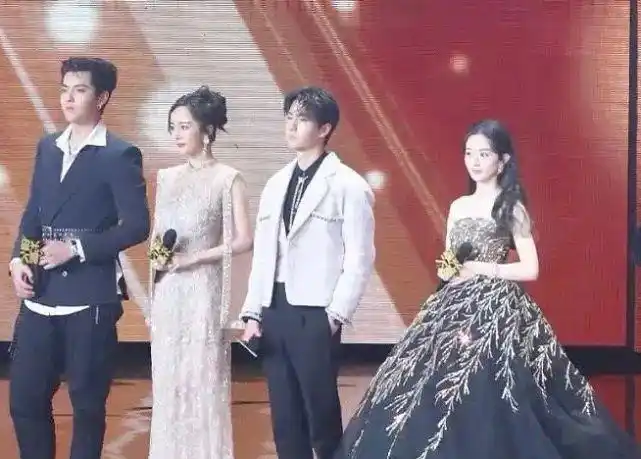 赵丽颖杨幂颁奖礼同框一个穿便服一个穿高定身材差距摆在那