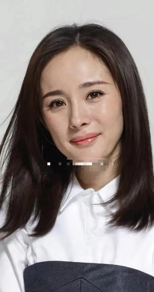 太尴尬杨幂穿露背裙画室装文艺文艺范没看出来风尘味倒不小