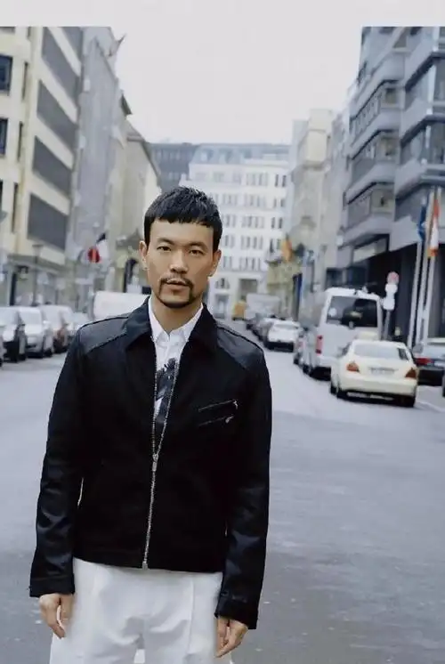 演员廖凡:娶大5岁编剧霍昕,事业爱情双丰收