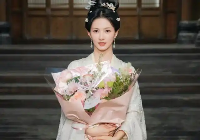 3位女爱豆的古装造型,卿卿日常刘令姿圈粉,长月烬明女三号漂亮