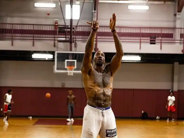 这是35岁?霍华德练习罚球 360度转身暴扣,赤膊上阵线条完美