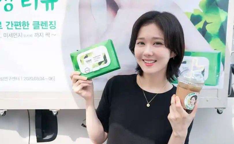 张娜拉剪短发后更有灵气,中分披肩短发清爽减龄,看不出39岁了!