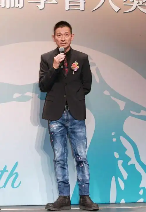 刘德华晒自驾游视频对着镜头竖大拇指辟谣患癌住院化疗传闻