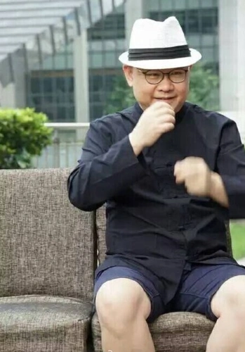 久未现身的刀郎发福明显