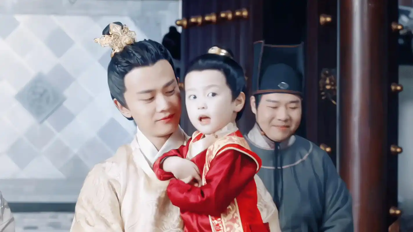 任嘉伦与这个小孩真的好像啊,说是亲儿子也有人信![笑哭]