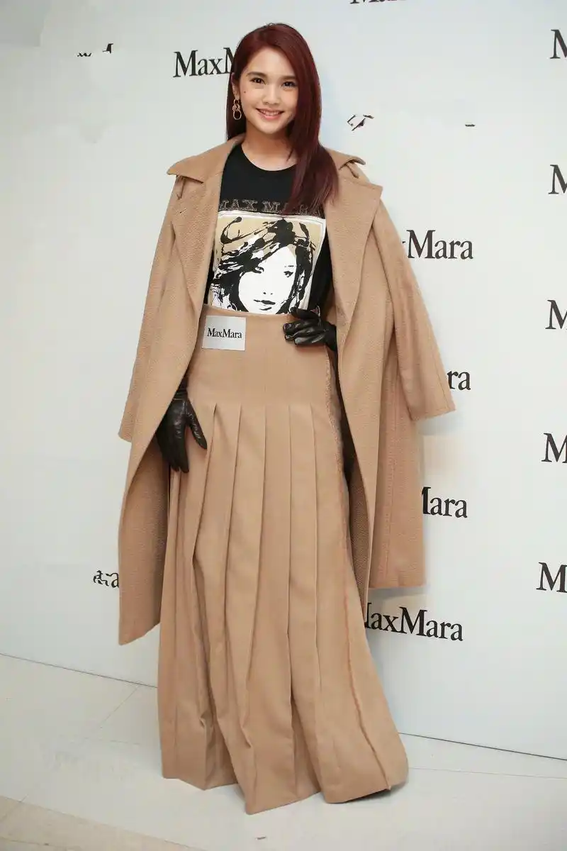 34岁杨丞琳穿半身裙没有腿?网友:是裙子的尺码不对!