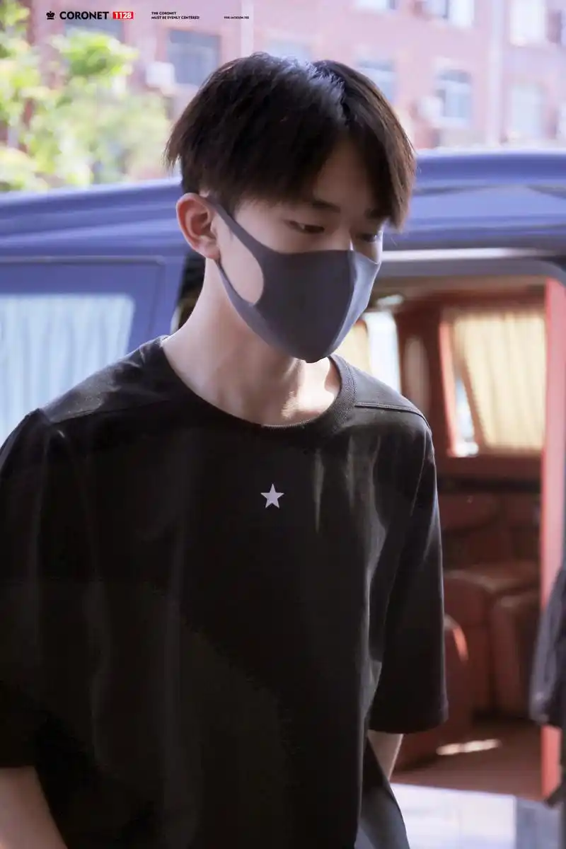 易烊千玺进组新剧艳势番之新青年!全新民国丸子头造型清新俊逸!