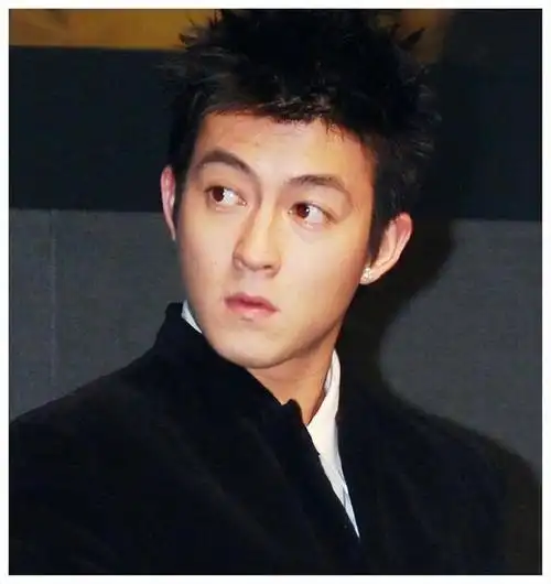 1月1日,已经42岁的男星陈冠希通过社交账号更新了一组照片,作为炫女