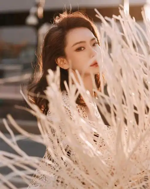 戚薇最新春日写真展现悠然格调