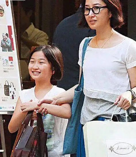当家花旦关咏荷当年嫁给穷小子张家辉女儿11岁越来越像妈妈