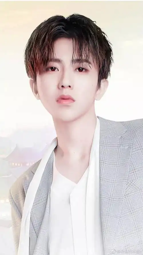 出道就走红的,永远在v位的流量小生蔡徐坤!_邵夏