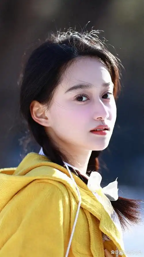 夏梦穿黄衣服甜美写真大片