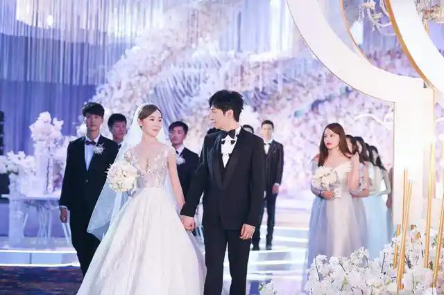 48岁"大江"牵手太太散步,遇路人大方合影,娇妻杨洋清纯似学生