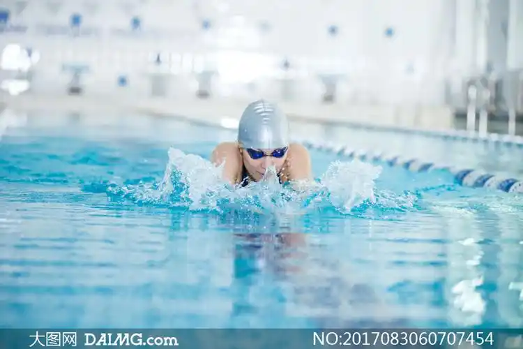 泳池中带动水花上扬的人物高清图片         室内游泳场馆内部