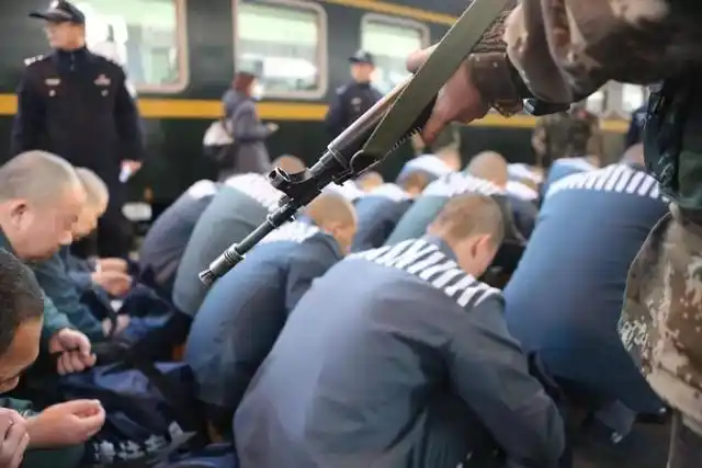 13小时火车硬座,押解近百名服刑人员……"遣送民警"的日常了解一下?