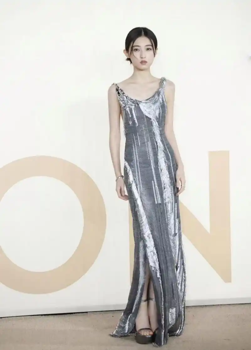 张子枫穿低领长裙露美背,绝美容颜吸睛,就是太瘦了,再胖10斤都行!