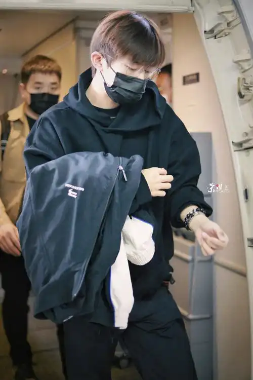 易烊千玺戴眼镜机场照