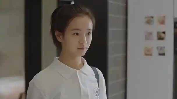 李庚希在《雪中悍刀行》中扮演了女主角姜泥,这是继她在《小欢喜》中