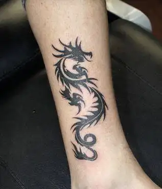 腿部流行好看的图腾龙纹身图案