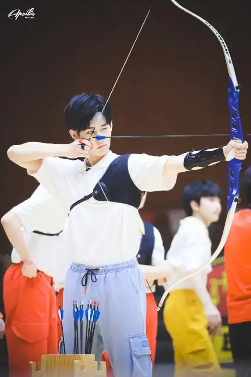 指数100%#张真源家族运动会饭拍图～戴着发带就像日漫少年一般,射箭