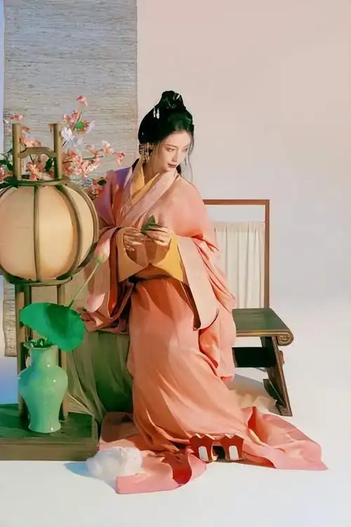 工作室晒出的照片里,杨颖梳着古装发髻,化着红唇美妆,粉嫩眼妆尤其