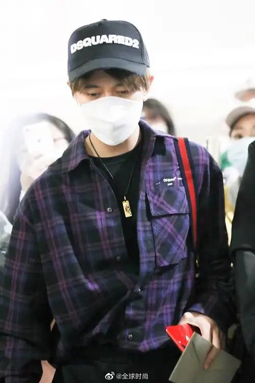 任嘉伦 机场私服,紫色格纹衬衫搭配一身运动装,轻快春装上阵