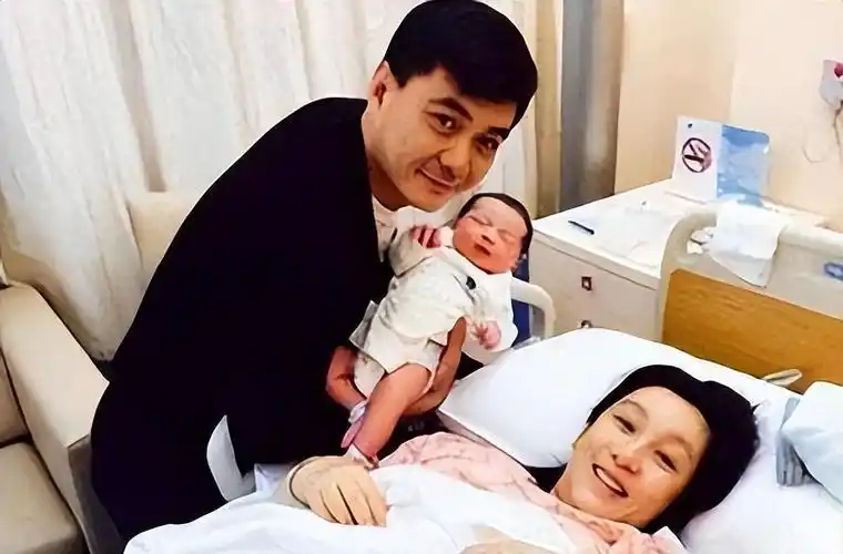 回顾秦海璐给单眼皮上千万保险产下巨婴症儿子险哭瞎双眼