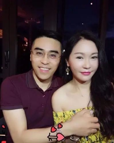 陈冰父母身带30亿周游各国,五十岁妈妈似20岁少女,有钱任性