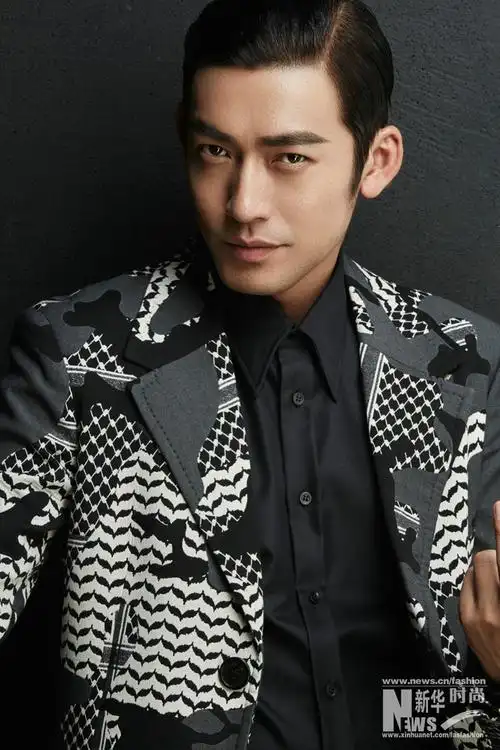 张博曝复古大片黑白西装尽显挺拔帅气