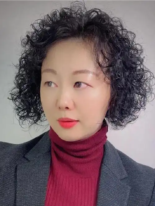 50岁女人烫头发,记住这"3烫3不烫",洋气显脸小,关键很显年轻