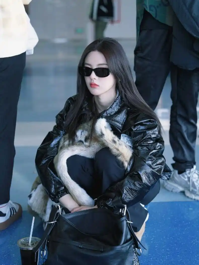 杨超越机场穿搭look  杨超越今日现身机场,私服穿搭酷飒又保暖,让人
