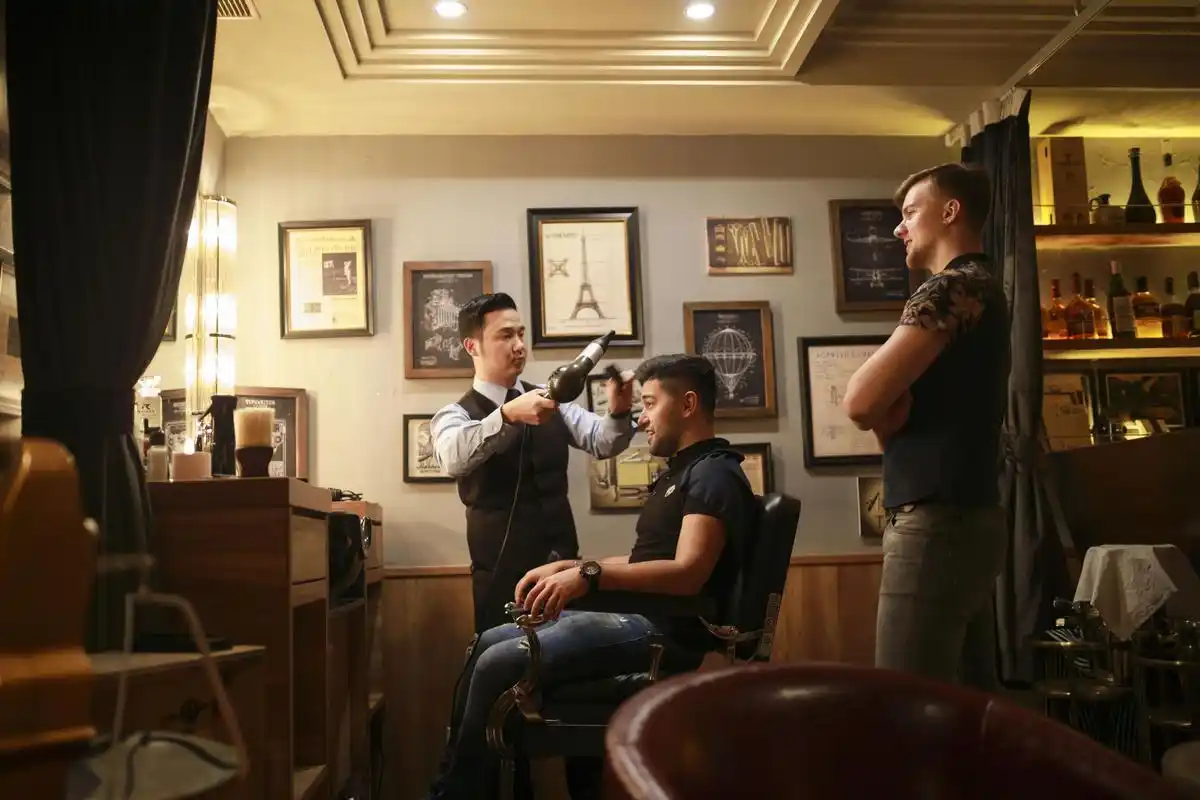 厉害了我的国这家理发店不仅吸引了外国人来还有外国理发师