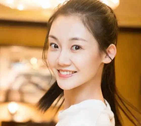 苗苗个人资料,小七扮演者苗苗个人资料(《芳华》女主角苗苗)